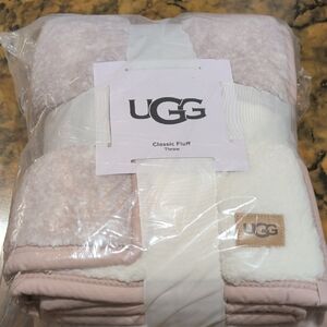 UGG Classic Fluff Throw in Cream and Tan
